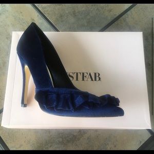 JustFab Navy Ruffle Pumps 7.5